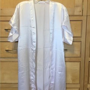Lightweight robe with Tie. Ladies Size small.. White. Knee length